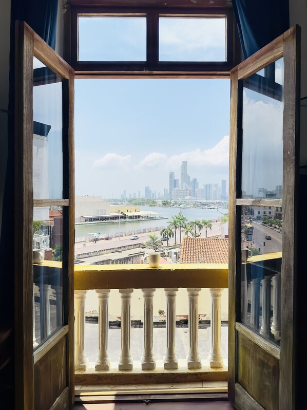 スーペリア ロフト | リビング エリア | 40 インチのスマートテレビ (ケーブル放送視聴可)