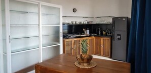 Refrigerador, horno, cafetera/tetera, tostadora