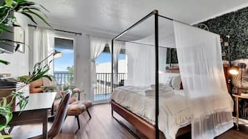 1 soverom, skrivebord, strykejern/-brett og reiseseng for barn