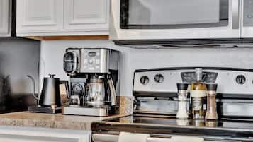 冷蔵庫、電子レンジ、オーブン、コンロ