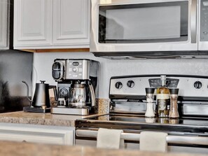 Geladeira, micro-ondas, fogão, cooktop