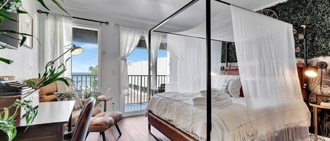 1 室のベッドルーム、デスク、アイロン / アイロン台、旅行用ベビーベッド