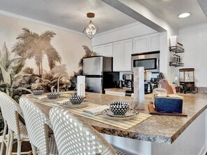 Fridge, microwave, oven, stovetop - 2 Bed 1920s Themed Romantic Escape | Heated Pool! (Tampa)