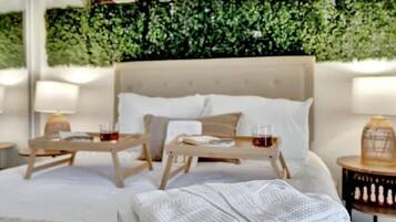 1 quarto, escrivaninha, ferros/tábuas de passar roupa, berço de viagem