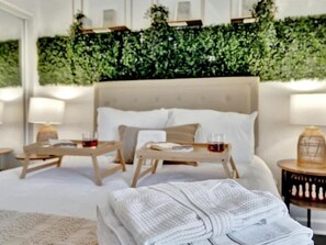 1 quarto, escrivaninha, ferros/tábuas de passar roupa, berço de viagem