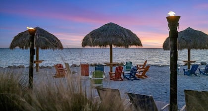 Hemingways Writer Retreat | Waterfront Heated Pool