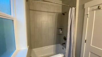 Secador de cabelo, toalhas de banho, sabonete, shampoo