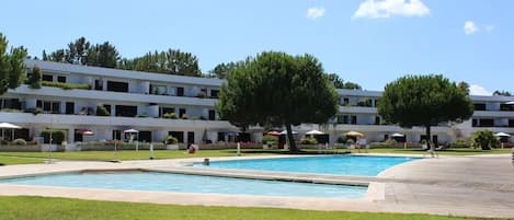 Una piscina al aire libre