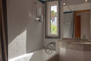 Hair dryer, bidet, towels, soap - Refúgio Sol Tróia (Carvalhal)