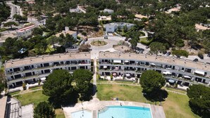 Ein Hotel mit Innenhof, Schwimmbad und Meerblick.