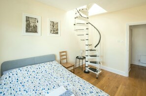 2 bedrooms, WiFi, bed sheets - Roof in the city center. Earl's. (London)
