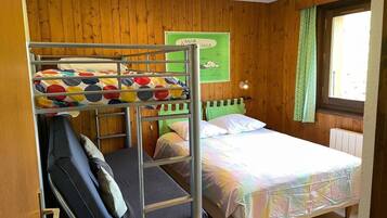 2 bedrooms, iron/ironing board, travel cot, free WiFi