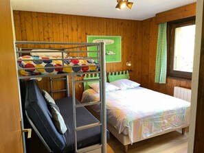 2 bedrooms, iron/ironing board, travel crib, free WiFi - Charming Bright Spacious Village Walk to lift Hike (Praz Sur Arly)