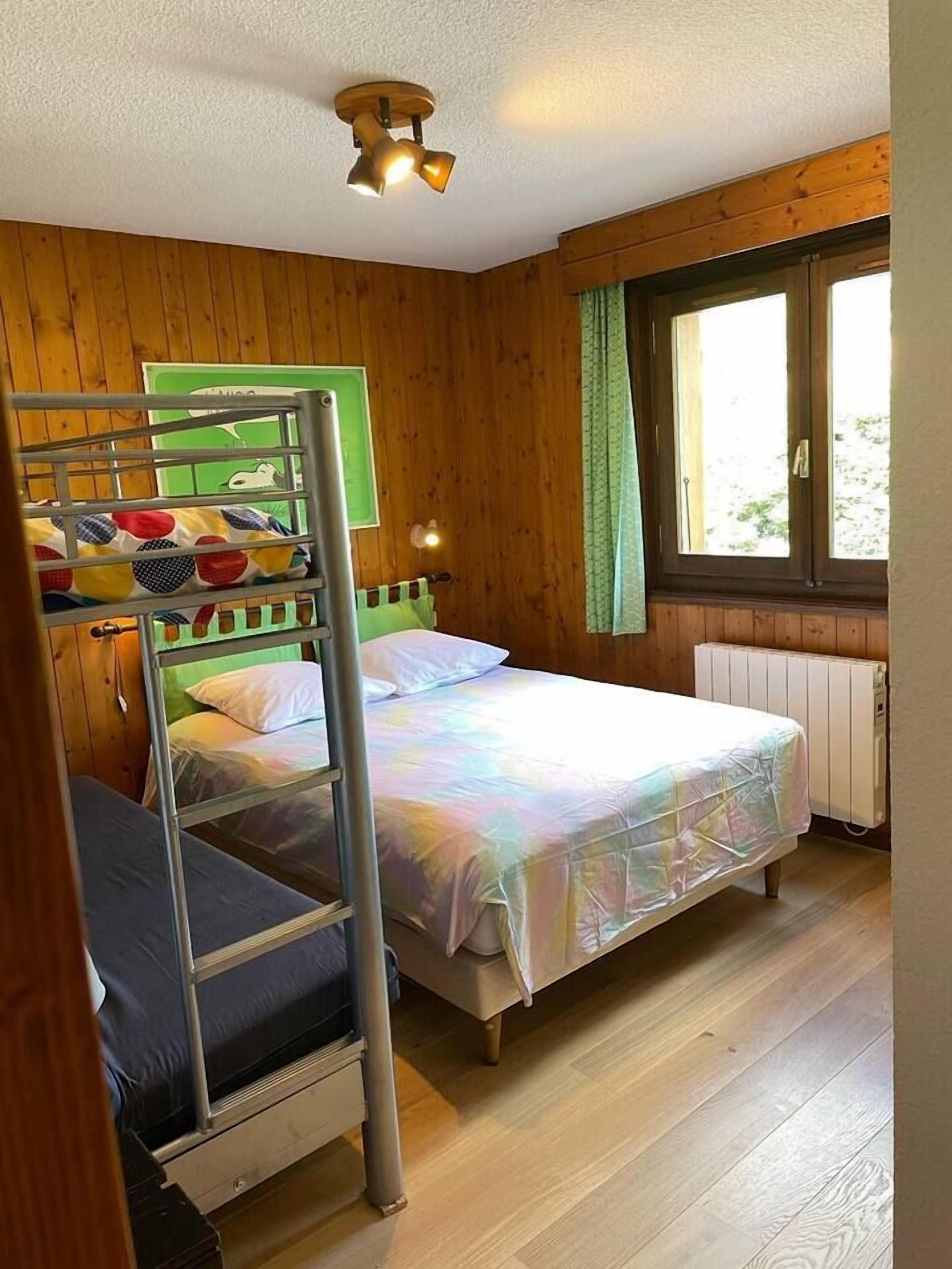 2 slaapkamers, een strijkplank/strijkijzer, reisbedje, gratis wifi