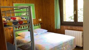 2 slaapkamers, een strijkplank/strijkijzer, reisbedje, gratis wifi
