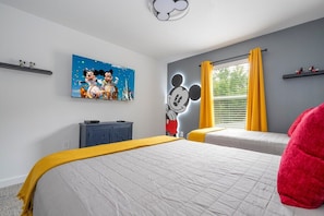 4 habitaciones, tabla de planchar con plancha y cuna de viaje 