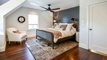 4 bedrooms, desk, iron/ironing board, travel crib