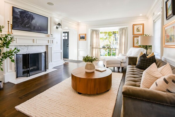 تلفزيون ذكي، مدفأة، كُتُب، طابعة