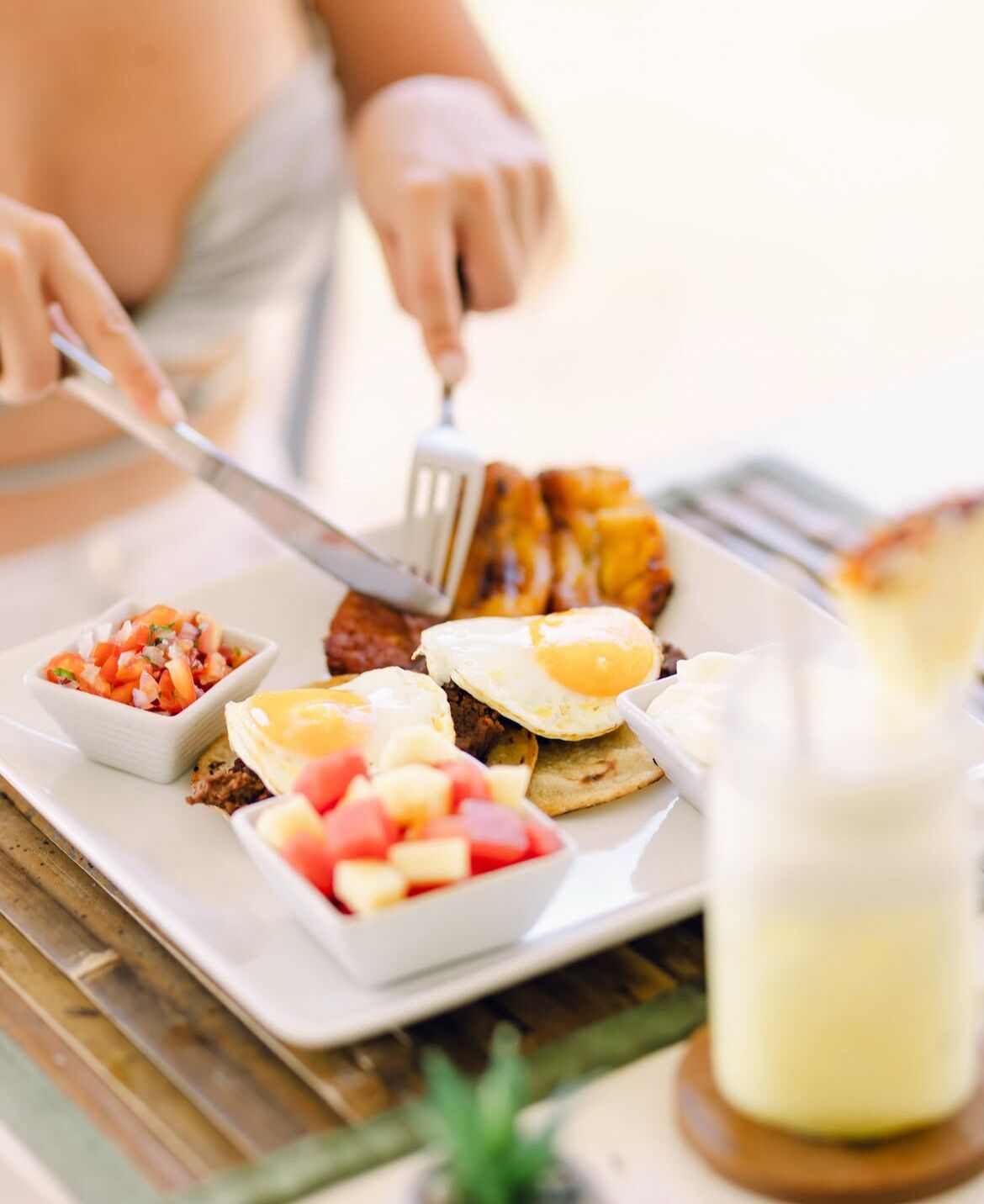 Un plato de desayuno con huevos, carne y fruta.
