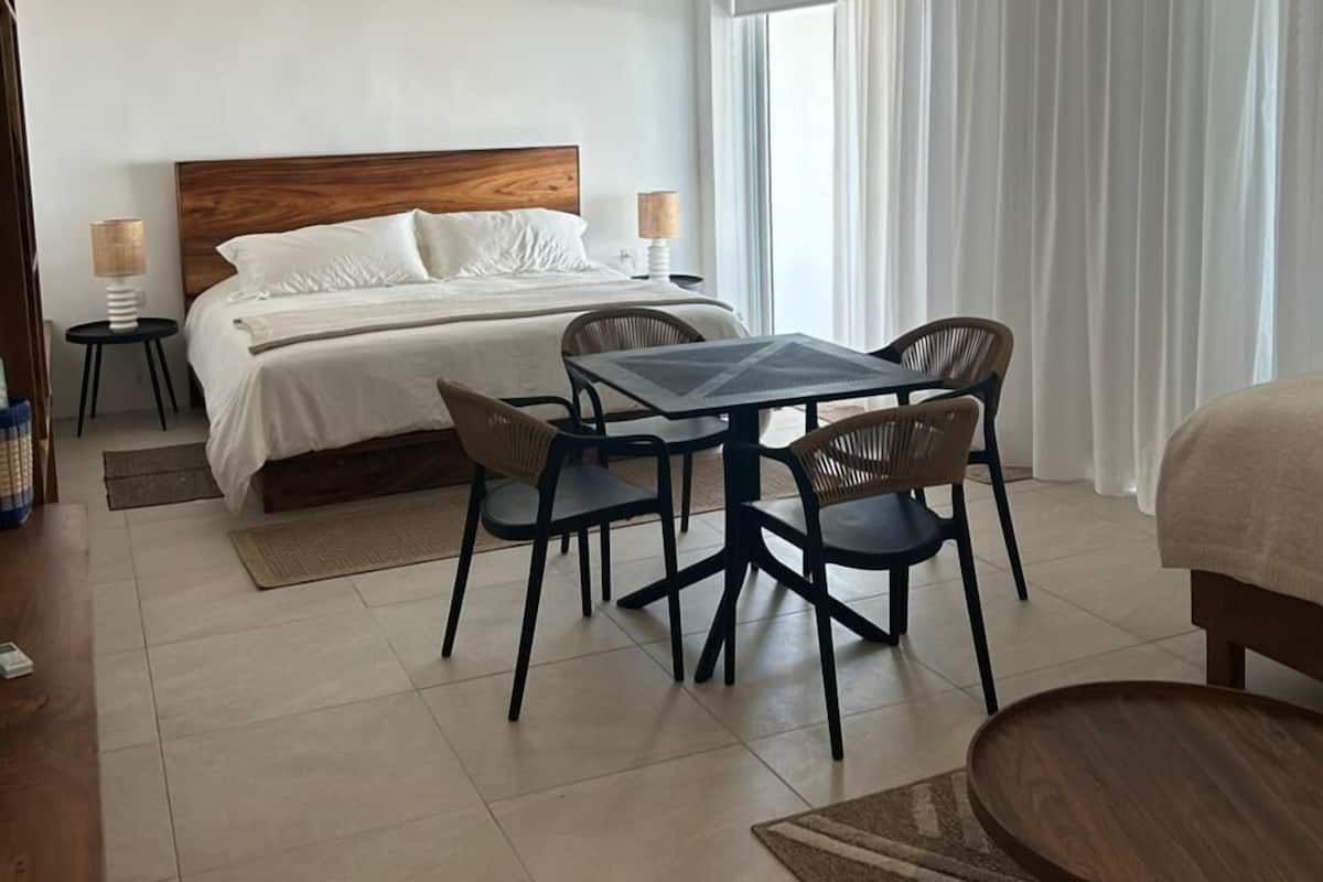 Deluxe Room, 1 Bedroom, Ocean View | Egyptian cotton sheets, premium bedding, in-room safe