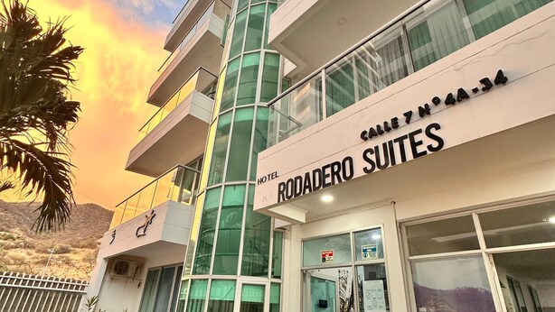 A hotel named "Hotel Rodadero Suites" with a modern architectural design, featuring a glass facade and a balcony. - SGH Hotel Rodadero Suites (Santa Marta)
