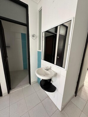 Towels, soap, toilet paper - SGH Hotel Rodadero Suites (Santa Marta)