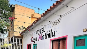 A building with a sign reading "HOTEL Casa Mathilu." - Hotel Casa Mathilu (Santa Marta)