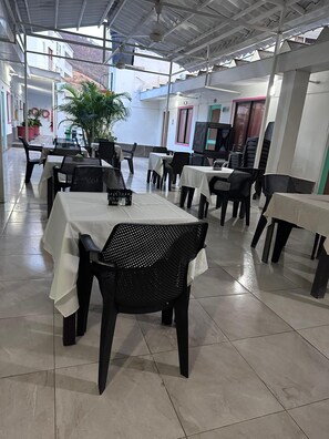 Outdoor dining - Hotel Casa Mathilu (Santa Marta)