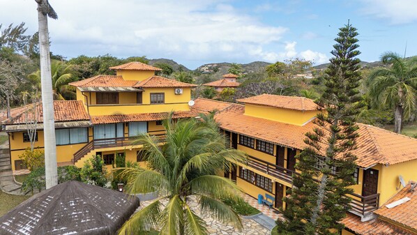 Vista frontal de la propiedad