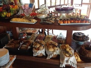 A buffet with various food items and utensils. - POUSADA ELOHIM DE BUZIOS (Búzios)