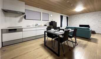 コンフォート ハウス 禁煙 マウンテンサイド | 専用キッチン | 電気ポット、ダイニングテーブル