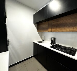 Frigorífico grande, microondas, horno y placa de cocina