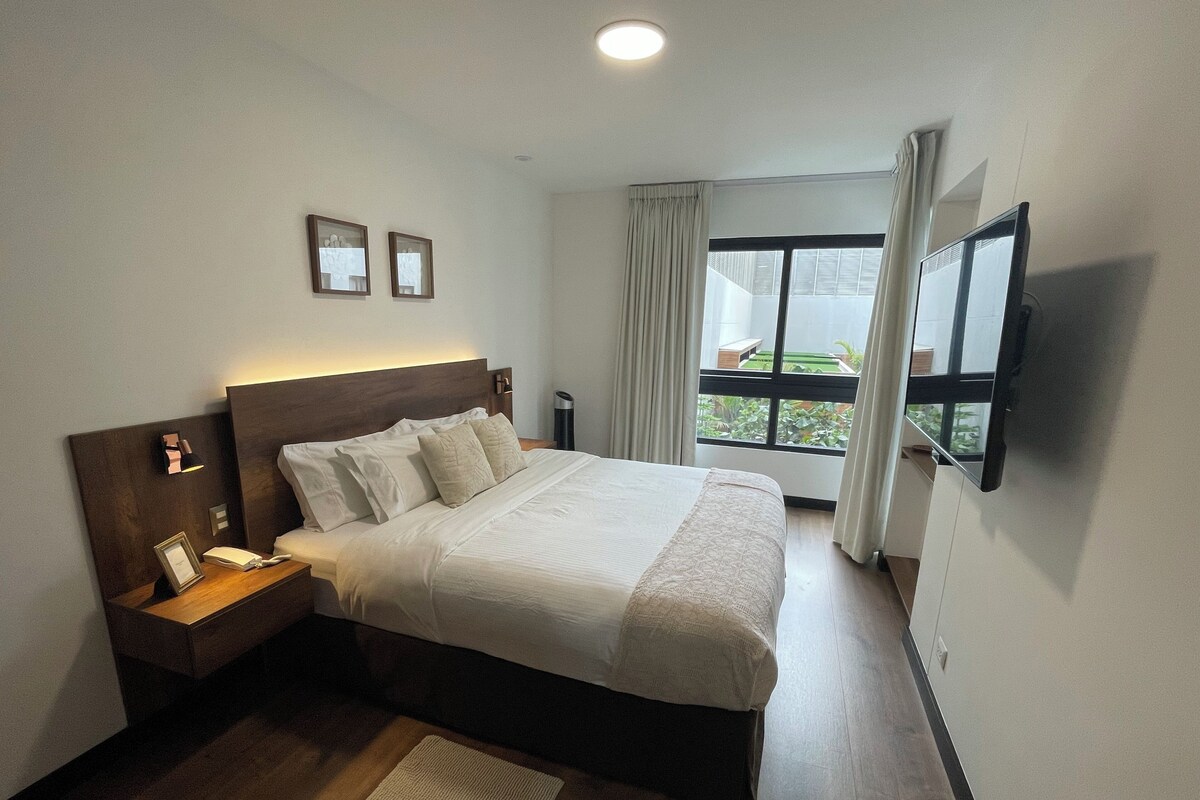 Executive-Apartment, 2 Schlafzimmer, Blick auf den Innenhof | Bettwäsche aus ägyptischer Baumwolle, hochwertige Bettwaren