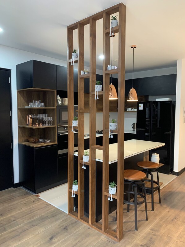 Refrigerador con freezer, microondas, horno, placa de cocina