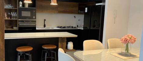 Executive-huoneisto, 2 makuuhuonetta, näköala pihalle | Yksityinen keittiö | Täysikokoinen jääkaappi, mikroaaltouuni, uuni, liesi