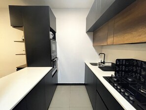 Full-sized fridge, microwave, oven, stovetop