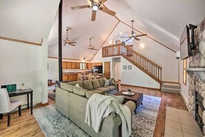 Una televisión, una chimenea, una mesa de tenis de mesa