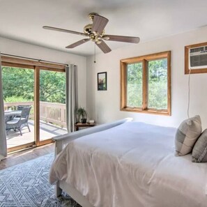 3 bedrooms, desk, iron/ironing board, travel cot