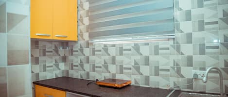 Réfrigérateur, micro-ondes, plaque de cuisson, lave-vaisselle