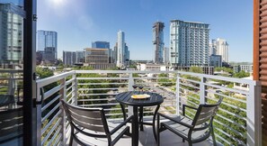 Outdoor dining - 2Bed/2Bath Deluxe Suite in Central Austin Resort with a Rooftop Pool!! (Austin)