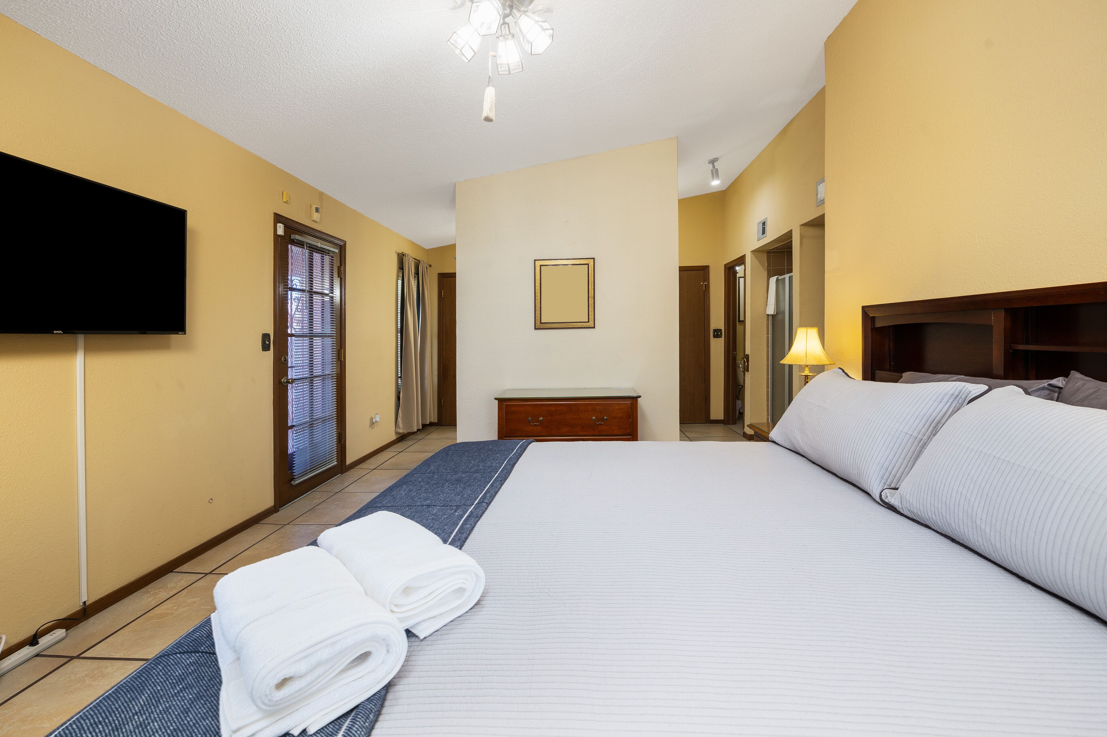 2 habitaciones, escritorio, tabla de planchar con plancha y wifi gratis 