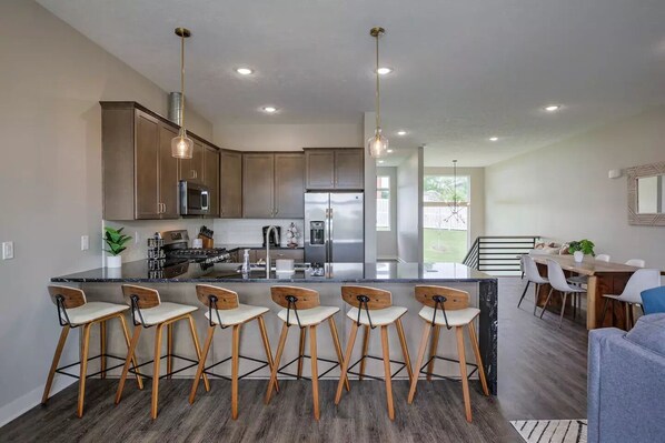 Réfrigérateur, micro-ondes, four, plaque de cuisson