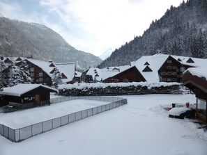 Exterior - 300m from ski slopes, 1st floor, view swimming pool/mountain, balcony, parking, tv, ski locker, 42m² (Les Contamines-Montjoie)