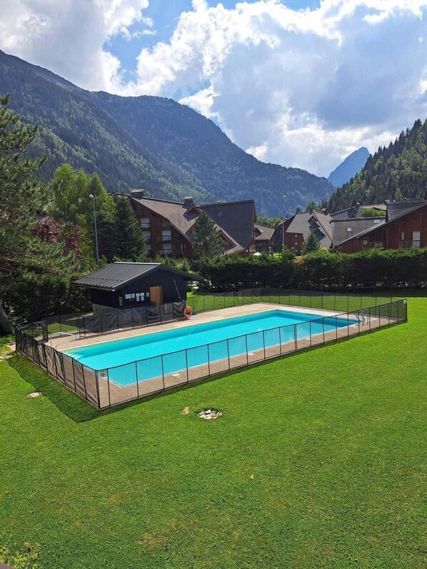 Pool - 300m from ski slopes, 1st floor, view swimming pool/mountain, balcony, parking, tv, ski locker, 42m² (Les Contamines-Montjoie)