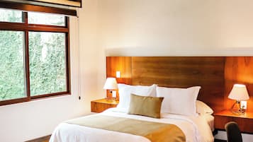 Habitación básica doble, vista a la alberca | Ropa de cama hipoalergénica, edredón y camas con pillow-top