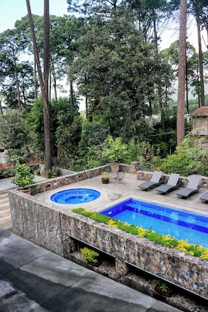 Superior Room | Bathroom | Shower, rainfall showerhead, free toiletries, hair dryer