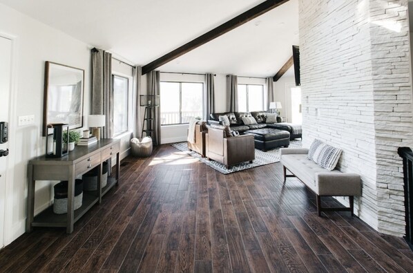 スマートテレビ、暖炉、ステレオ