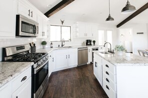 冷蔵庫、電子レンジ、オーブン、コンロ