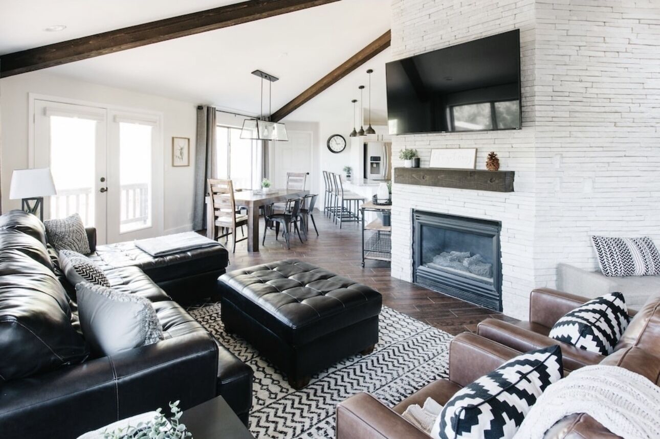 Smart TV, fireplace, stereo