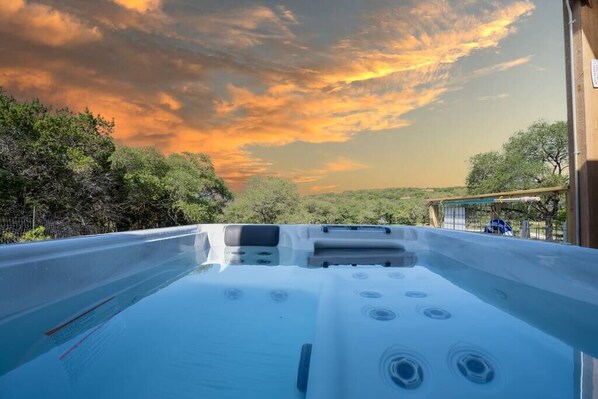Outdoor spa tub